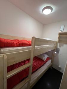 Un dormitorio con dos literas en una habitación. en Loc luz st sauveur 6, en Luz-Saint-Sauveur