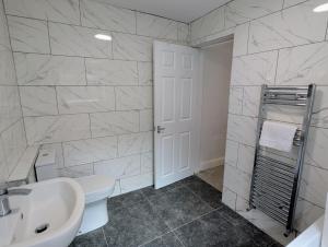 ウォルヴァーハンプトンにあるContractors 4BR Home, Newly Refurb, Nr Centreの洗面台とトイレを備えた白いバスルーム +34枚の写真