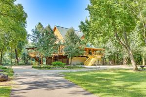 Κήπος έξω από το Creek Access, Games Family-Friendly Royal Retreat