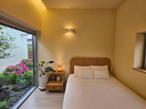 Ένα ή περισσότερα κρεβάτια σε δωμάτιο στο 제주 이루후제