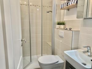 ビューズムにあるHaus Hollmannのシャワー、トイレ、洗面台を備えたバスルーム +31枚の写真