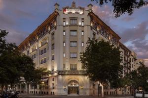 een groot gebouw met daarop een klok bij NH Collection Gran Hotel de Zaragoza in Zaragoza