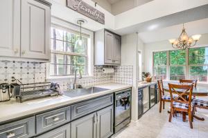 Kuchyň nebo kuchyňský kout v ubytování Lovely McCormick Home in Savannah Lakes Village