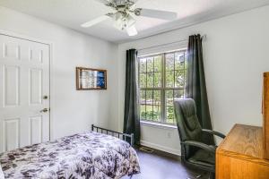 Postel nebo postele na pokoji v ubytování Lovely McCormick Home in Savannah Lakes Village
