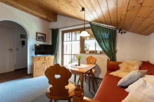 ein Wohnzimmer mit Sofa und Tisch in der Unterkunft Ferienwohnung Martin OA in Sonthofen
