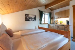 2 Betten in einem Zimmer mit Küche in der Unterkunft Ferienwohnung Martin OA in Sonthofen