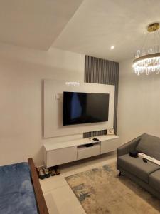 Μια τηλεόραση ή/και κέντρο ψυχαγωγίας στο Chase luxury apartments at Loxwood House