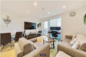 Μια τηλεόραση ή/και κέντρο ψυχαγωγίας στο City Gateway Apartment - Green Quarter Southall Retreat