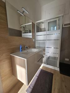 ein Badezimmer mit Waschbecken und Glasdusche in der Unterkunft Dream & Fly Centrale in Fiumicino