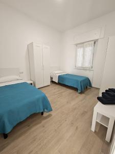 1 Schlafzimmer mit 2 Betten und einer blauen Decke in der Unterkunft Dream & Fly Centrale in Fiumicino