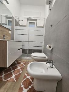 ein Badezimmer mit Toilette und Waschbecken in der Unterkunft Dream & Fly Centrale in Fiumicino + 2 Fotos