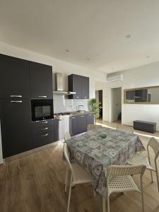 eine Küche mit Tisch und Stühlen in einem Zimmer in der Unterkunft Dream & Fly Centrale in Fiumicino