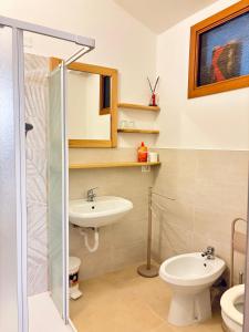 a bathroom with a toilet and a sink at Agriturismo Cornei da Nadia in Collio