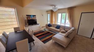una sala de estar con un sofá y una mesa en Villetta Gemma, en Lido di Camaiore
