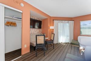 a living room with a table and a dining room at Boho Chic Garden Condo 7 Min to Universal Parks in Orlando