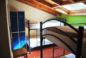 a bedroom with two bunk beds in a room at Albergue Fayacava in Melendreros