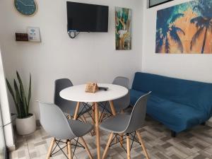 Una televisión o centro de entretenimiento en Miel de Luna