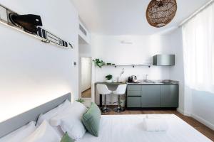 Кухня или мини-кухня в Casa Batèl Suites & Apartments - Ferry, Free Parking, Market & Lake Side
