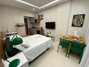 une salle d'hôpital avec un lit et une table dans l'établissement Lindo e luxuoso apto no coração de Copacabana, à Rio de Janeiro