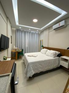 une chambre d'hôtel avec un lit et une télévision dans l'établissement Lindo e luxuoso apto no coração de Copacabana, à Rio de Janeiro