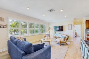 un soggiorno con due divani blu e un tavolo di Bermuda Oasis a Seminole