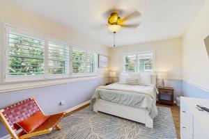 una camera da letto con un letto e due finestre di Bermuda Oasis a Seminole Altre 25 foto