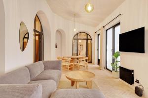 パリにあるPick A Flat's Apartment in Grands boulevards- Rue Cadetのソファとテーブルのあるリビングルーム