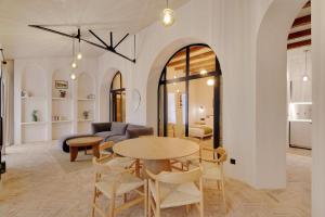 パリにあるPick A Flat's Apartment in Grands boulevards- Rue Cadetのテーブルと椅子のあるリビングルーム