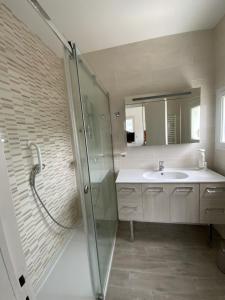 Un baño con ducha de cristal y lavabo. en Maison Saint Marc sur Mer, en Saint-Nazaire 14 fotos más