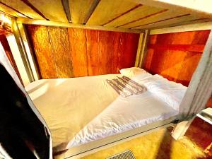 a white bed in a room with wooden walls at Ecolodge Maruamake in Santa Marta +48 photos