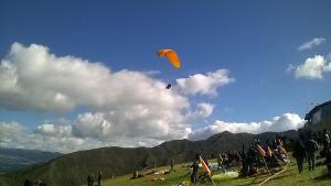a group of people flying kites in a field at Chalet Guata & Exclusividad & Ubicación estratégica in Sesquilé