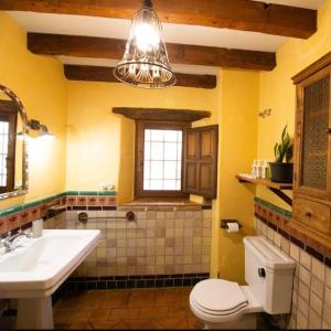 Ένα μπάνιο στο Casa Arbolitos Rooms & Garden