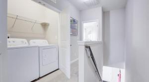 eine weiße Waschküche mit Waschmaschine und Trockner in der Unterkunft Upscale King 3BR Townhouse Pineville in Charlotte
