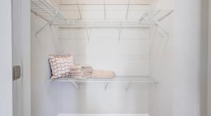 ein Regal im Bad mit Handtüchern darauf in der Unterkunft Upscale King 3BR Townhouse Pineville in Charlotte