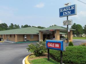 ein Schild für ein Eagle Inn vor einem Gebäude in der Unterkunft Eagle Inn Sumter in Sumter