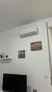 Μια τηλεόραση ή/και κέντρο ψυχαγωγίας στο Monti Deluxe Apartment