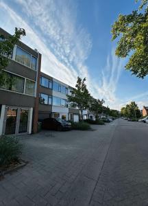 ein leerer Parkplatz vor einem Gebäude in der Unterkunft Knus kamer bij station Alexander & winkelcentrum in Rotterdam + 14 Fotos
