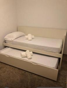 two bunk beds in a room with towels on them at Torrevieja Centro in Torrevieja