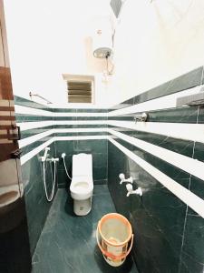 Un baño con inodoro y ducha en Nikilan Residency, en Rameswaram