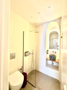 ミコノス・シティにあるCallisso Mykonosのトイレと洗面台付きのバスルーム +33枚の写真
