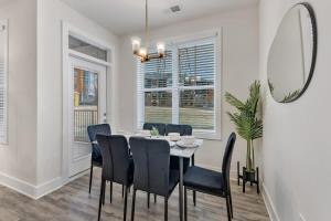 ダーラムにあるLuxe King 3BR Suite Mins to Downtown Durhamのダイニングルーム(テーブル、椅子、鏡付)