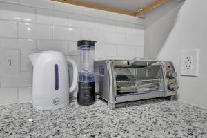 ダーラムにあるLuxe King 3BR Suite Mins to Downtown Durhamのミキサー