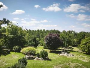 un parque con árboles, césped verde y árboles en Les Deux Sources, en Tigné