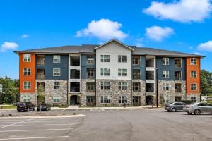 ダーラムにあるLuxe King 2BR Suite Mins to Downtown Durhamの駐車場に駐車したアパートメントビル