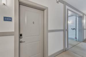 ダーラムにあるLuxe King 3BR Suite Mins to Downtown Durhamの鏡付きの部屋の白いドア