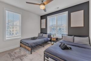 ダーラムにあるLuxe King 3BR Suite Mins to Downtown Durhamの窓が2つある部屋にベッドが2つある