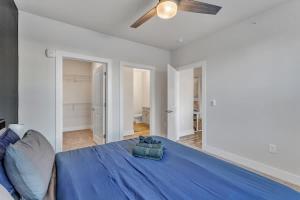 ダーラムにあるLuxe King 3BR Suite Mins to Downtown Durhamのベッドルーム1室(青いベッド1台、天井ファン付)