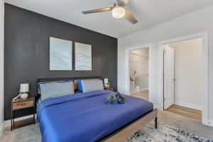 ダーラムにあるLuxe King 3BR Suite Mins to Downtown Durhamのベッドルーム1室(青いベッド1台、天井ファン付) +13枚の写真