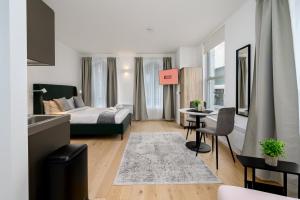 ロンドンにあるGuestReady - Greenwich Park Studiosのベッドとテーブルのあるリビングルーム
