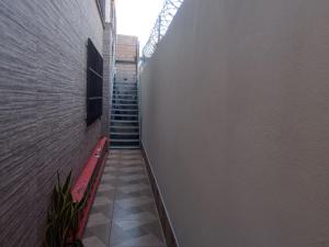 ガラパリにあるtemporariamente não alugandoのはしご付きの建物へ続く階段